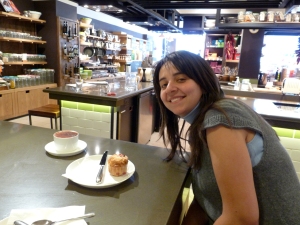 Marta con su chocolate y muffin