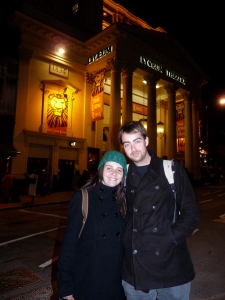 Con Marta en el exterior del Lyceum Theatre